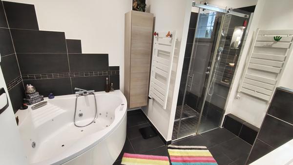 Maison familiale de 126 m2 avec 4 chambres et jardin arboré de 1 208 m²