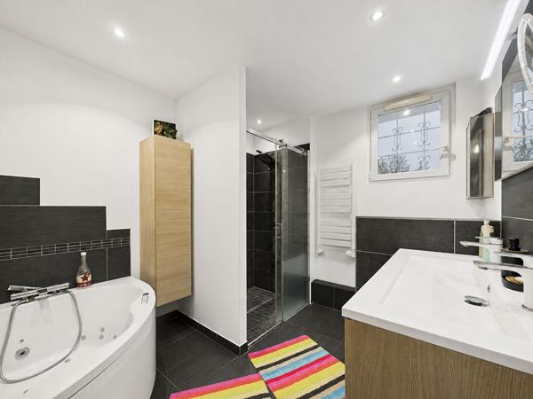 Maison familiale de 126 m2 avec 4 chambres et jardin arboré de 1 208 m²