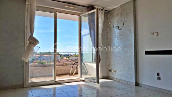🏡 Istres – T2 avec belle terrasse et parking privatif

✨ À découvrir à Istres ! Situé au 3ᵉ étage sur 4 avec ascenseur, au sein d'une résidence récente, sécurisée et parfaitement entretenue, ce joli T2 offre un cadre de vie confortable et fonctionnel.

L'appartement se compose de :

🛋️ Une agréable pièce de vie avec cuisine ouverte entièrement équipée, offrant un espace convivial et lumineux.

🛏️ Une chambre avec placard intégré, idéale pour optimiser le rangement.

🛁 Une salle de bains et un WC indépendant.

🌿 Une belle terrasse, véritable prolongement de la pièce de vie, parfaite pour profiter des beaux jours, prendre un café ou aménager un espace extérieur convivial.

🚗 Une place de parking privative complète ce bien.

Un appartement agréable, fonctionnel et prêt à vivre, idéal pour un premier achat, un pied-à-terre ou un investissement locatif.

📞 N'hésitez pas à me contacter pour plus d'informations ou pour découvrir ce bien.