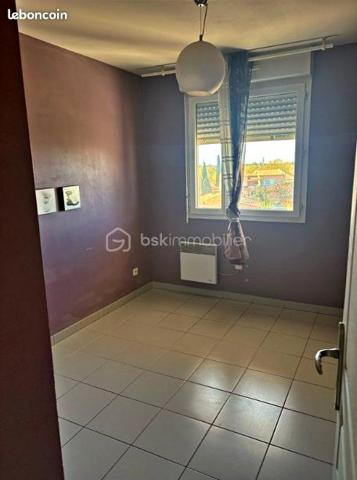 🏡 Istres – T2 avec belle terrasse et parking privatif

✨ À découvrir à Istres ! Situé au 3ᵉ étage sur 4 avec ascenseur, au sein d'une résidence récente, sécurisée et parfaitement entretenue, ce joli T2 offre un cadre de vie confortable et fonctionnel.

L'appartement se compose de :

🛋️ Une agréable pièce de vie avec cuisine ouverte entièrement équipée, offrant un espace convivial et lumineux.

🛏️ Une chambre avec placard intégré, idéale pour optimiser le rangement.

🛁 Une salle de bains et un WC indépendant.

🌿 Une belle terrasse, véritable prolongement de la pièce de vie, parfaite pour profiter des beaux jours, prendre un café ou aménager un espace extérieur convivial.

🚗 Une place de parking privative complète ce bien.

Un appartement agréable, fonctionnel et prêt à vivre, idéal pour un premier achat, un pied-à-terre ou un investissement locatif.

📞 N'hésitez pas à me contacter pour plus d'informations ou pour découvrir ce bien.