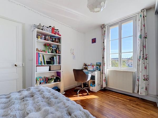 Une maison de famille avec jardin, à quelques minutes de Paris