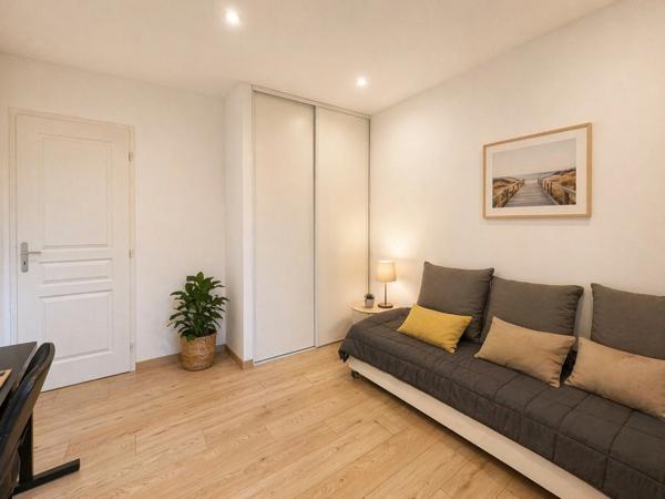 A VENDRE - SERIGNAN - Maison de ville 5 pièces - Surface habitable : 120 m²   (34)