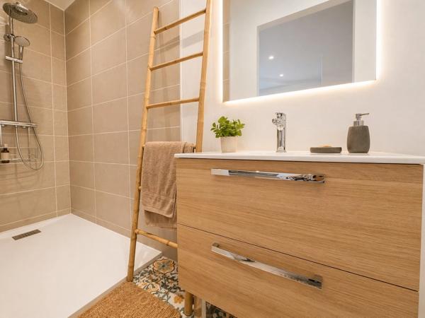 A VENDRE - SERIGNAN - Maison de ville 5 pièces - Surface habitable : 120 m²   (34)