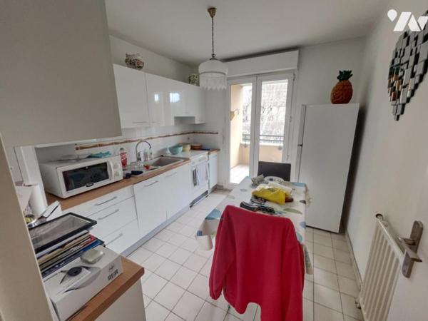 NEUVILLE SUR SAÔNE appartement trois pièces 70m² cave et emplacement de parking