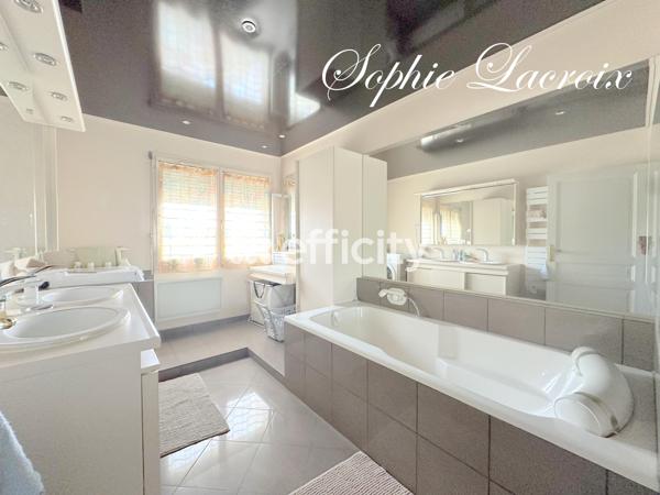 Appartement 3 pièces - 122 m² Exclusivité efficity