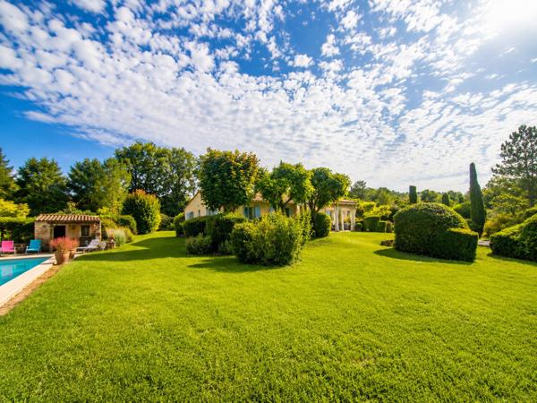 Belle villa de plain pied dans un écrin de verdure