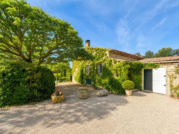 Belle villa de plain pied dans un écrin de verdure