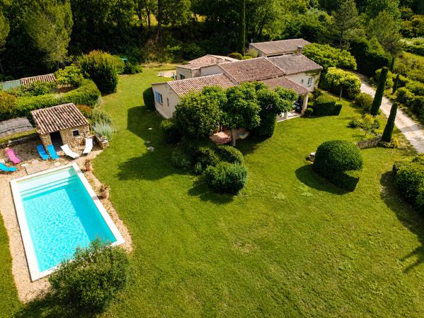 Belle villa de plain pied dans un écrin de verdure
