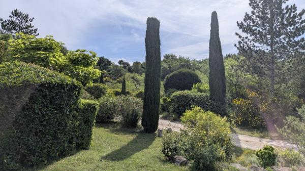 Belle villa de plain pied dans un écrin de verdure