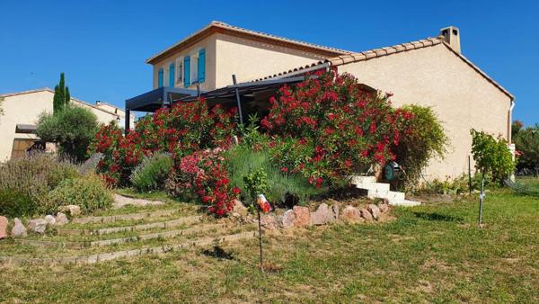 Villa avec vue dégagée de 149m² sur terrain arboré de 1600m² avec piscine, garage, carport et pergolas bioclimatique