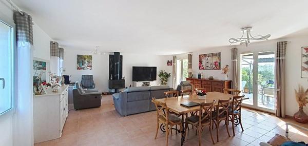 Villa avec vue dégagée de 149m² sur terrain arboré de 1600m² avec piscine, garage, carport et pergolas bioclimatique