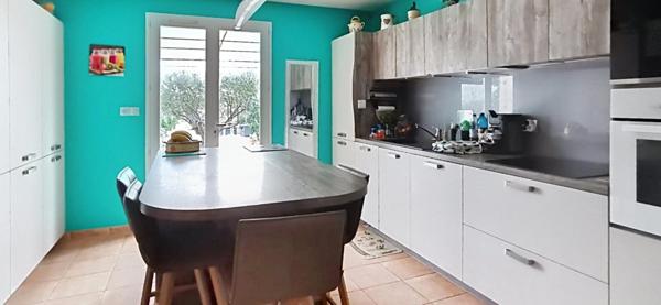 Villa avec vue dégagée de 149m² sur terrain arboré de 1600m² avec piscine, garage, carport et pergolas bioclimatique