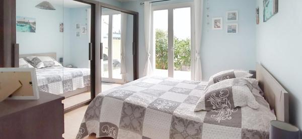 Villa avec vue dégagée de 149m² sur terrain arboré de 1600m² avec piscine, garage, carport et pergolas bioclimatique