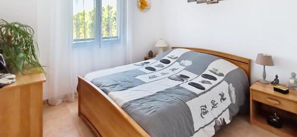 Villa avec vue dégagée de 149m² sur terrain arboré de 1600m² avec piscine, garage, carport et pergolas bioclimatique