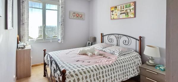 Villa avec vue dégagée de 149m² sur terrain arboré de 1600m² avec piscine, garage, carport et pergolas bioclimatique