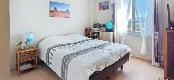 Villa avec vue dégagée de 149m² sur terrain arboré de 1600m² avec piscine, garage, carport et pergolas bioclimatique