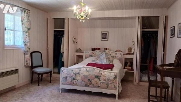 Autonomie complète de plain-pied. Pavillon avec petite vue sur la Mer et la Hougue sur 2.339 m² de t