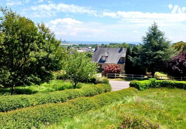 Autonomie complète de plain-pied. Pavillon avec petite vue sur la Mer et la Hougue sur 2.339 m² de t