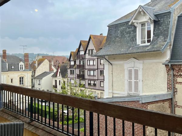 DEAUVILLE – Adresse d’exception à deux pas de la plage et du centre -Duplex lumineux avec balcon