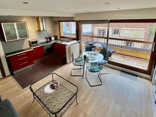 DEAUVILLE – Adresse d’exception à deux pas de la plage et du centre -Duplex lumineux avec balcon