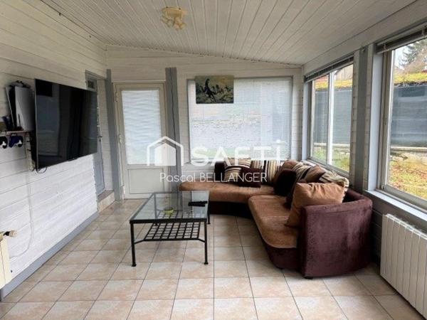 Découvrez cette charmante maison de 6 pièces à Servant (habitable de suite), offrant une surface habitable de 132 m² sur un vaste terrain de 2930m²