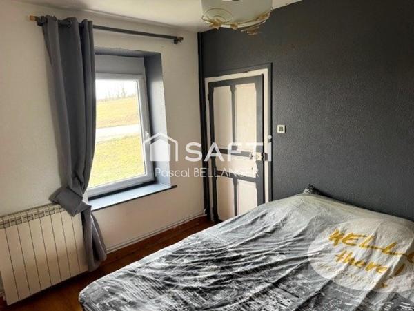 Découvrez cette charmante maison de 6 pièces à Servant (habitable de suite), offrant une surface habitable de 132 m² sur un vaste terrain de 2930m²