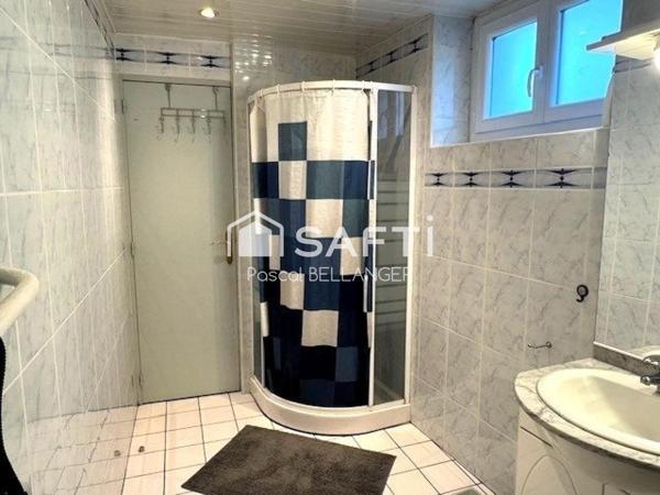 Découvrez cette charmante maison de 6 pièces à Servant (habitable de suite), offrant une surface habitable de 132 m² sur un vaste terrain de 2930m²