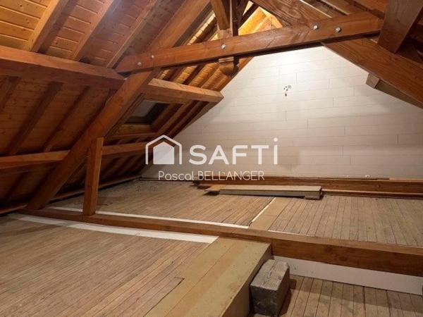 Découvrez cette charmante maison de 6 pièces à Servant (habitable de suite), offrant une surface habitable de 132 m² sur un vaste terrain de 2930m²