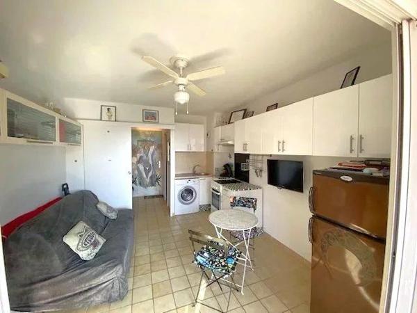 Vente                                                      Appartement
                        
                     1 pièces                      18 m2                     à La Londe-les-Maures