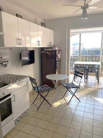 Vente                                                      Appartement
                        
                     1 pièces                      18 m2                     à La Londe-les-Maures