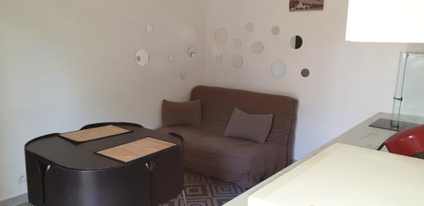 EXCLUSIVITÉ VEDENE - GRAND AVIGNON - APPARTEMENT/MAISON DE PLAIN PIED DE TYPE 2 Loyer 418€ pour PERSONNE SEULE OU ETUDIANT AVEC TERRASSE ET 1 PL DE PARKING