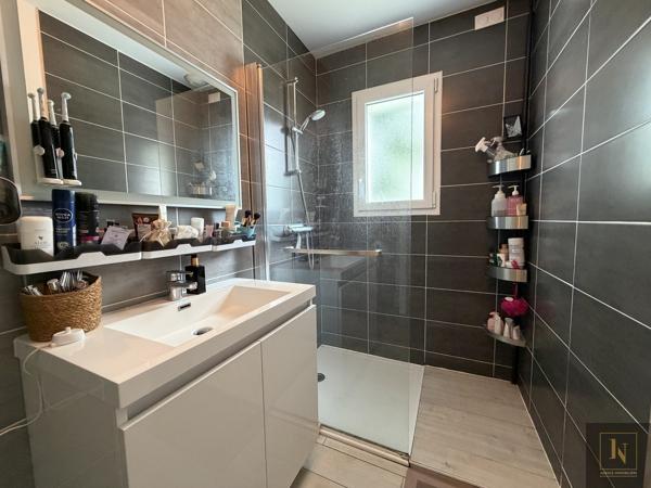 Maison
                                                                                                                                                                                                                                                                                                                        5 pièce(s)                                                                                                                                                                                                          3 chambre(s)                                                                                                                                                                                                          95.55  m²