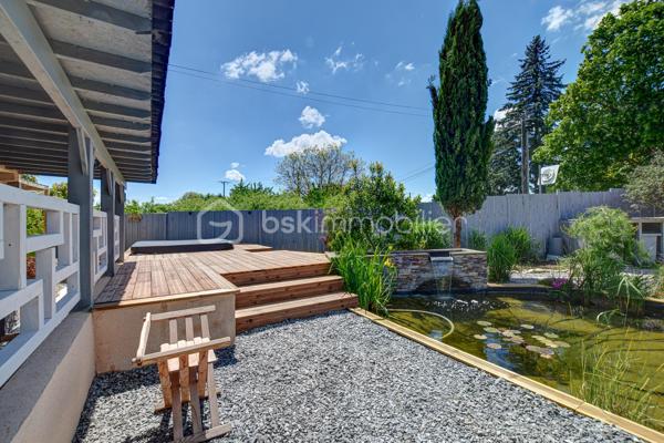 *** Visite Virtuelle à 360°. Photos HD. Plan. Annonce détaillée. Tapez "jeancrimmo" dans votre barre de recherche ***

 À vendre, au calme, sur la commune d’Estrablin.

Maison entièrement rénovée comprenant une cuisine ouverte sur le séjour, une chambre, une salle de bains et un WC séparé.
À l’étage, quatre chambres, un bureau, une salle d’eau, ainsi qu’un WC séparé.
À l’extérieur, sur un terrain aménagé de 1 225 m², se trouvent un bassin, un jardin japonais, une terrasse avec un SPA et un abri de jardin.

À l’arrière, un très beau coin salon extérieur ainsi qu’une cuisine d’été sous abri.

Fenêtres PVC et baies vitrées alu, Chauffage : poêle à bois (14kw), pompe à chaleur air-eau (radiateur), climatisation à l'étage  
 Panneaux solaire 3kw (utilisation et revente)
Transport scolaire devant la maison