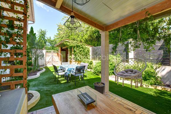 *** Visite Virtuelle à 360°. Photos HD. Plan. Annonce détaillée. Tapez "jeancrimmo" dans votre barre de recherche ***

 À vendre, au calme, sur la commune d’Estrablin.

Maison entièrement rénovée comprenant une cuisine ouverte sur le séjour, une chambre, une salle de bains et un WC séparé.
À l’étage, quatre chambres, un bureau, une salle d’eau, ainsi qu’un WC séparé.
À l’extérieur, sur un terrain aménagé de 1 225 m², se trouvent un bassin, un jardin japonais, une terrasse avec un SPA et un abri de jardin.

À l’arrière, un très beau coin salon extérieur ainsi qu’une cuisine d’été sous abri.

Fenêtres PVC et baies vitrées alu, Chauffage : poêle à bois (14kw), pompe à chaleur air-eau (radiateur), climatisation à l'étage  
 Panneaux solaire 3kw (utilisation et revente)
Transport scolaire devant la maison