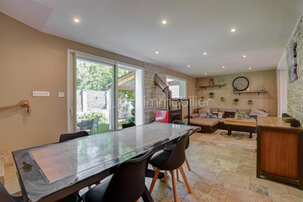 *** Visite Virtuelle à 360°. Photos HD. Plan. Annonce détaillée. Tapez "jeancrimmo" dans votre barre de recherche ***

 À vendre, au calme, sur la commune d’Estrablin.

Maison entièrement rénovée comprenant une cuisine ouverte sur le séjour, une chambre, une salle de bains et un WC séparé.
À l’étage, quatre chambres, un bureau, une salle d’eau, ainsi qu’un WC séparé.
À l’extérieur, sur un terrain aménagé de 1 225 m², se trouvent un bassin, un jardin japonais, une terrasse avec un SPA et un abri de jardin.

À l’arrière, un très beau coin salon extérieur ainsi qu’une cuisine d’été sous abri.

Fenêtres PVC et baies vitrées alu, Chauffage : poêle à bois (14kw), pompe à chaleur air-eau (radiateur), climatisation à l'étage  
 Panneaux solaire 3kw (utilisation et revente)
Transport scolaire devant la maison