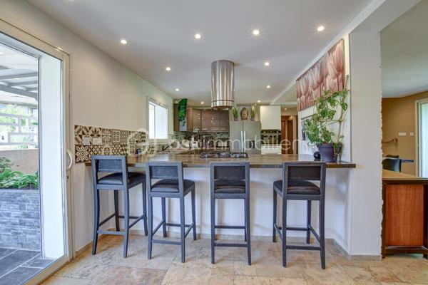 *** Visite Virtuelle à 360°. Photos HD. Plan. Annonce détaillée. Tapez "jeancrimmo" dans votre barre de recherche ***

 À vendre, au calme, sur la commune d’Estrablin.

Maison entièrement rénovée comprenant une cuisine ouverte sur le séjour, une chambre, une salle de bains et un WC séparé.
À l’étage, quatre chambres, un bureau, une salle d’eau, ainsi qu’un WC séparé.
À l’extérieur, sur un terrain aménagé de 1 225 m², se trouvent un bassin, un jardin japonais, une terrasse avec un SPA et un abri de jardin.

À l’arrière, un très beau coin salon extérieur ainsi qu’une cuisine d’été sous abri.

Fenêtres PVC et baies vitrées alu, Chauffage : poêle à bois (14kw), pompe à chaleur air-eau (radiateur), climatisation à l'étage  
 Panneaux solaire 3kw (utilisation et revente)
Transport scolaire devant la maison