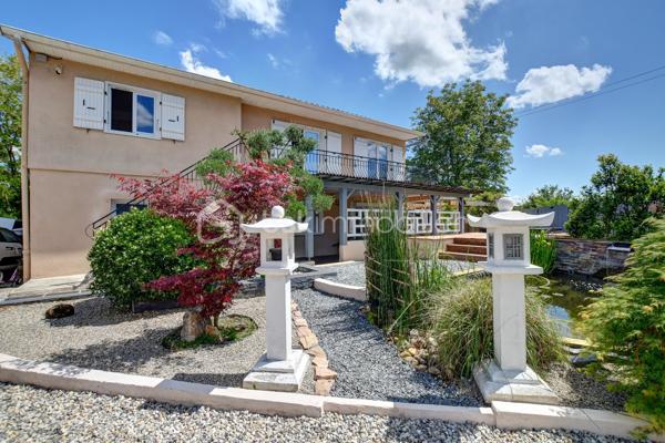*** Visite Virtuelle à 360°. Photos HD. Plan. Annonce détaillée. Tapez "jeancrimmo" dans votre barre de recherche ***

 À vendre, au calme, sur la commune d’Estrablin.

Maison entièrement rénovée comprenant une cuisine ouverte sur le séjour, une chambre, une salle de bains et un WC séparé.
À l’étage, quatre chambres, un bureau, une salle d’eau, ainsi qu’un WC séparé.
À l’extérieur, sur un terrain aménagé de 1 225 m², se trouvent un bassin, un jardin japonais, une terrasse avec un SPA et un abri de jardin.

À l’arrière, un très beau coin salon extérieur ainsi qu’une cuisine d’été sous abri.

Fenêtres PVC et baies vitrées alu, Chauffage : poêle à bois (14kw), pompe à chaleur air-eau (radiateur), climatisation à l'étage  
 Panneaux solaire 3kw (utilisation et revente)
Transport scolaire devant la maison