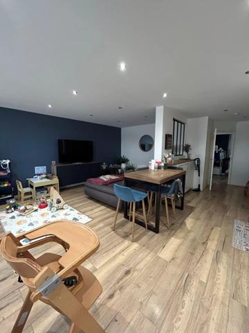 Location                                                      Appartement
                        
                     4 pièces                      81 m2                     à Villeurbanne