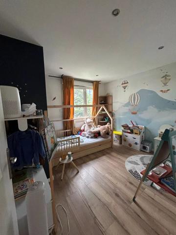 Location                                                      Appartement
                        
                     4 pièces                      81 m2                     à Villeurbanne