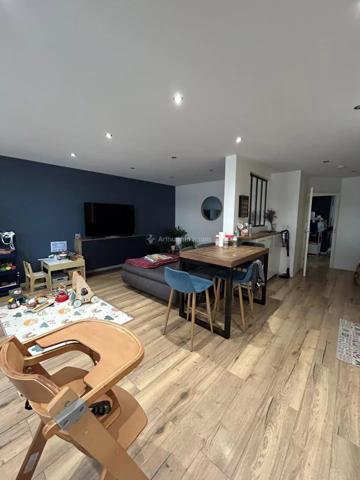 Location                                                      Appartement
                        
                     4 pièces                      81 m2                     à Villeurbanne
