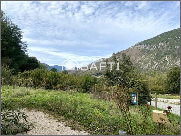 Maison d'architecte type chalet en pleine nature