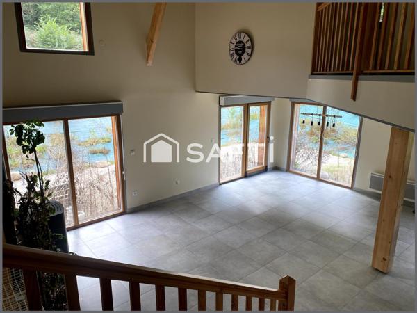 Maison d'architecte type chalet en pleine nature