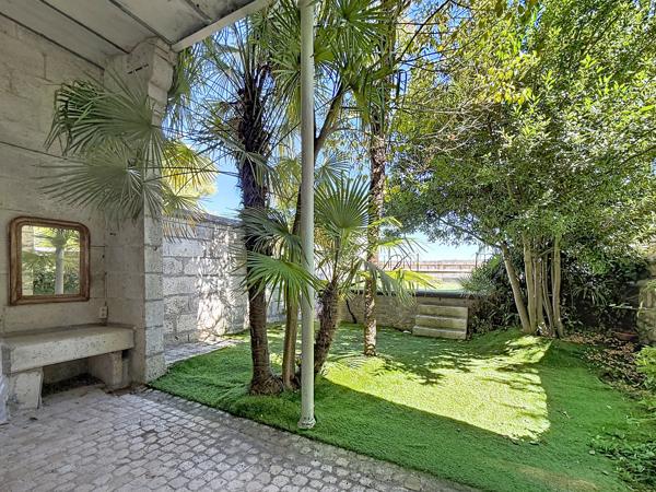 Emplacement idéal pour cette maison typique du Plateau d'Angoulême avec jardin et garage