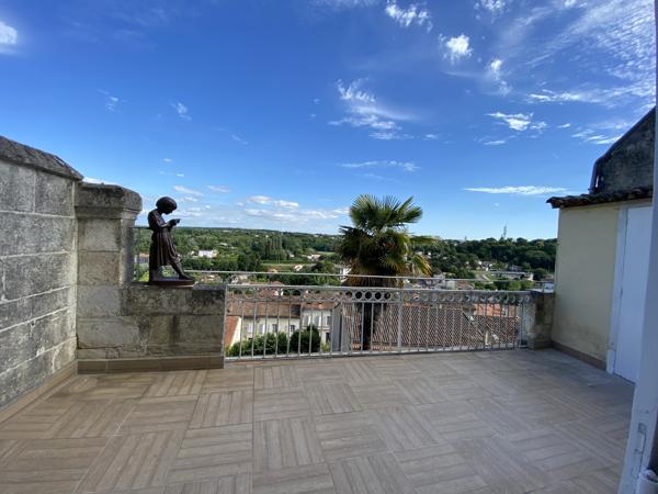 Emplacement idéal pour cette maison typique du Plateau d'Angoulême avec jardin et garage