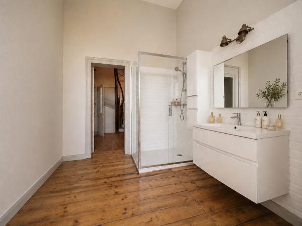 Emplacement idéal pour cette maison typique du Plateau d'Angoulême avec jardin et garage