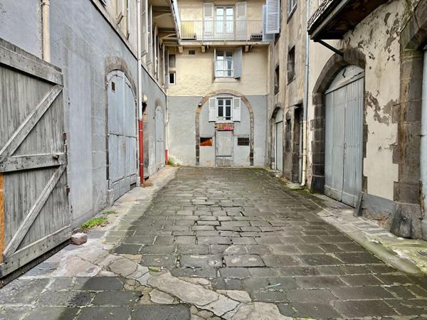 PLATEAU CENTRAL beau studio très lumineux à rafraîchir