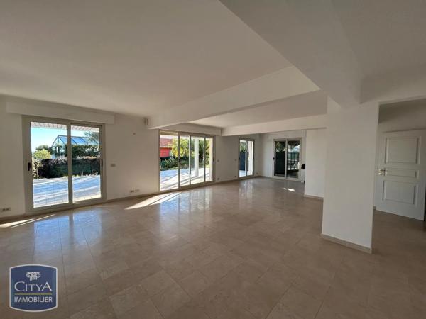 Appartement à louer 5 pièces 214.84m²