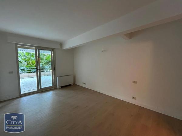 Appartement à louer 5 pièces 214.84m²
