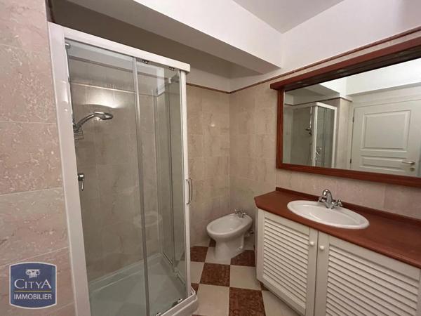 Appartement à louer 5 pièces 214.84m²