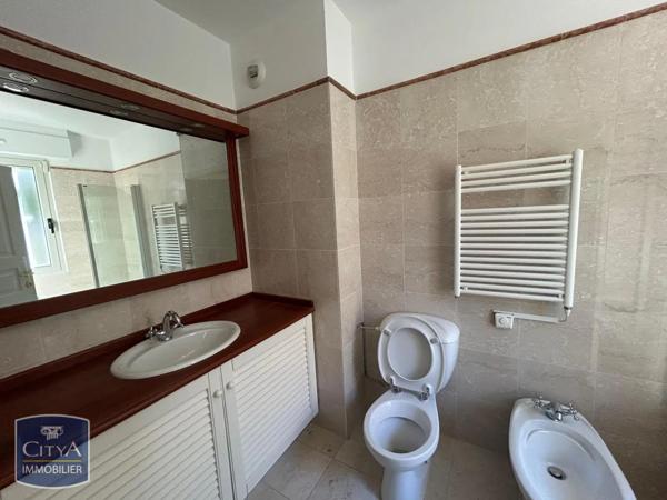 Appartement à louer 5 pièces 214.84m²